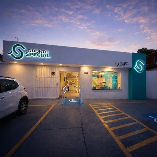 Fachada iluminada da Odonto Special Teresina ao entardecer, com o letreiro sobre a marquise